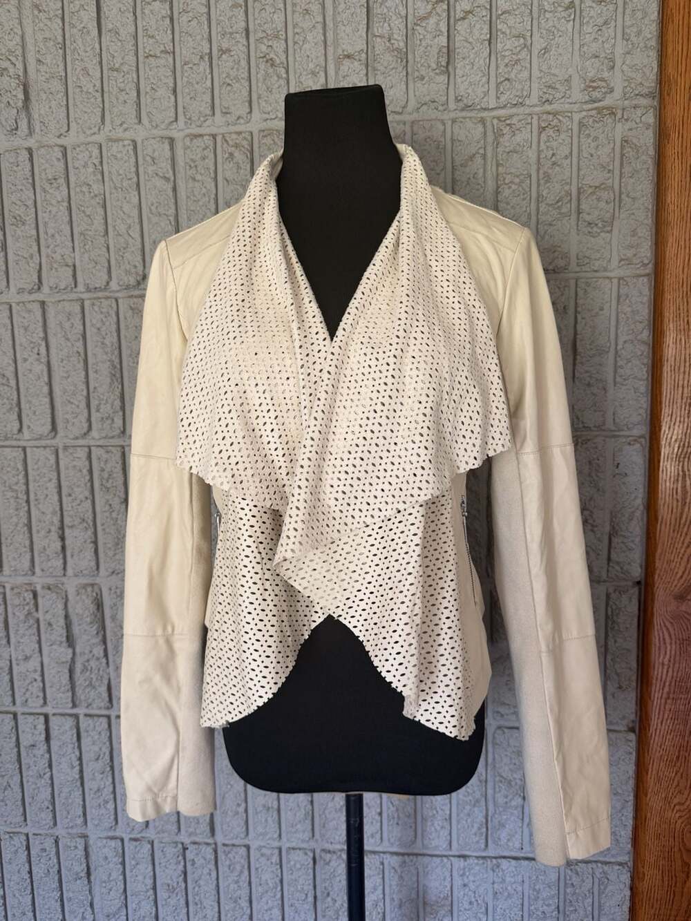 905 BKE Outerwear Jacket Size M Cream Faux Leather